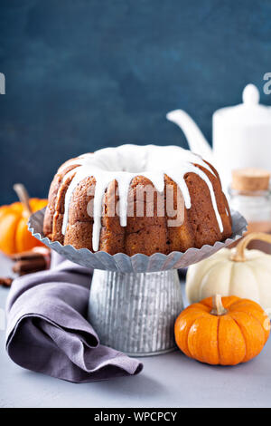 Kürbis bundt Cake mit Frischkäse füllen Stockfoto