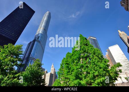 Chicago, Illinois, USA. Eine extreme Ansicht eines Segments der Skyline der Stadt entlang des Chicago River dominiert von Trump Tower. Stockfoto