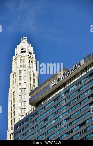 Chicago, Illinois, USA. Ein architektonischer Kontrast entlang der South Bank auf den Chicago River. Stockfoto