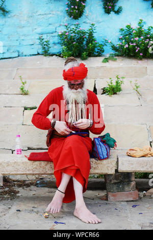 Ein Albino Sadhu sitzen auf den Ghats in Varanasi, Indien. Stockfoto