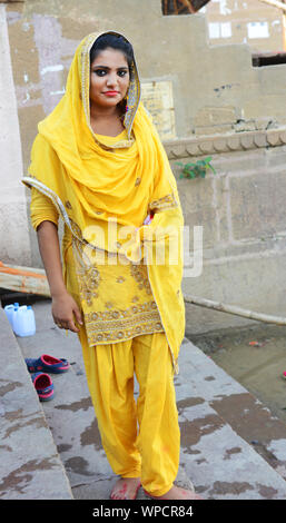 Eine indische Frau in traditionellen Shalwar Kameez gekleidet. Stockfoto