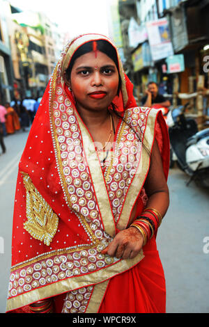 Portrait einer indischen Frau trägt eine bunte traditionelle Sari. Stockfoto