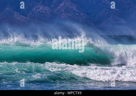 Schön, explosive Blau-grüne Welle Absturz in der Nähe der Ufer auf einem Strand auf Maui. Stockfoto