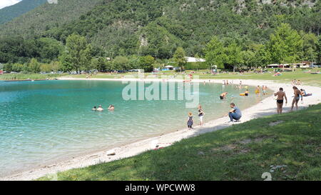 Di Ledro, Italien. Die Ledro See und seine Strände. Eine natürliche Alpensee. Erstaunlich, Türkis, Grün und Blau. Italienische Alpen. Italien Stockfoto