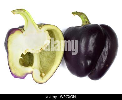 Halbiert lila Paprika auf einem weißen Hintergrund. Stockfoto