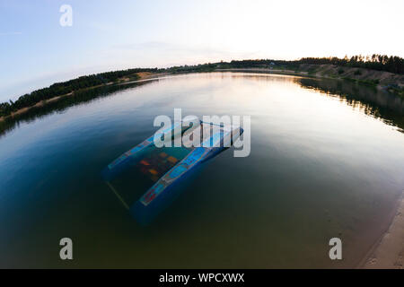 Havarie Katamaran in See. Alte blaue Katamaran Stockfoto