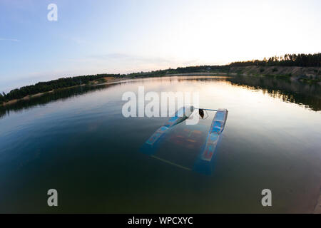 Havarie Katamaran in See. Alte blaue Katamaran Stockfoto