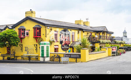 BUNRATTY, Irland - 11 August, 2019: Blick auf die historischen Durty Nelly Pub in Bunratty, County Clare, Irland. Stockfoto