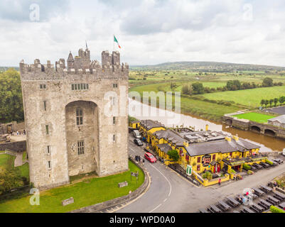 BUNRATTY, Irland - 11 August, 2019: eine Luftaufnahme des historischen Bunratty Castle und Durty Nelly's Pub in Bunratty, County Clare, Irland. Stockfoto