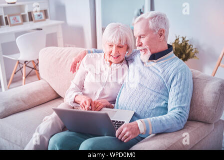 Moderne übertragen die Großeltern mit ihren Enkeln in video chat Stockfoto