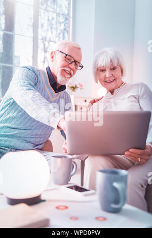 Der bärtige Mann sitzen in der Nähe von Frau mit Kindern video chat Stockfoto