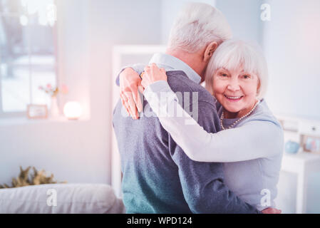 Übertragung im Ruhestand Frau Gefühl glücklich umarmte ihre grauhaariger Mann Stockfoto