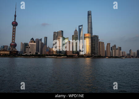 Shanghai, China. 08 Sep, 2019. Blick von der Promenade "Der Bund am Huangpu Fluss auf die Skyline von der Sonderwirtschaftszone Pudong mit seinen Wolkenkratzern. Auf der linken Seite sehen Sie den Oriental Pearl Tower und auf der rechten die Shanghai Tower. Credit: Swen Pförtner/dpa/Alamy leben Nachrichten Stockfoto