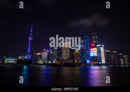 Shanghai, China. 08 Sep, 2019. Blick von der Promenade "Der Bund am Huangpu Fluss auf die beleuchtete Skyline von der Sonderwirtschaftszone Pudong mit seinen Wolkenkratzern. Auf der linken Seite sehen Sie den Oriental Pearl Tower und auf der rechten die Shanghai Tower. Credit: Swen Pförtner/dpa/Alamy leben Nachrichten Stockfoto