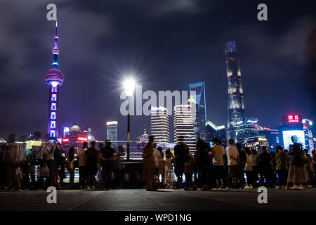 Shanghai, China. 08 Sep, 2019. Blick von der Promenade "Der Bund am Huangpu Fluss auf die beleuchtete Skyline von der Sonderwirtschaftszone Pudong mit seinen Wolkenkratzern. Auf der linken Seite sehen Sie den Oriental Pearl Tower und auf der rechten die Shanghai Tower. Credit: Swen Pförtner/dpa/Alamy leben Nachrichten Stockfoto