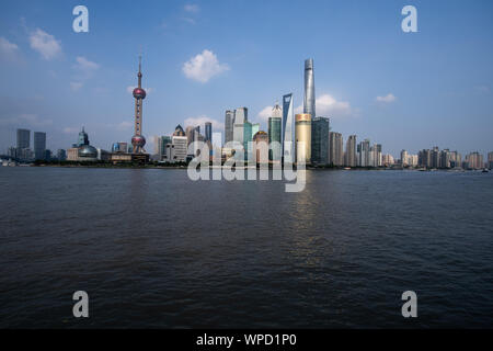 Shanghai, China. 08 Sep, 2019. Blick von der Promenade "Der Bund am Huangpu Fluss auf die Skyline von der Sonderwirtschaftszone Pudong mit seinen Wolkenkratzern. Auf der linken Seite sehen Sie den Oriental Pearl Tower und auf der rechten die Shanghai Tower. Credit: Swen Pförtner/dpa/Alamy leben Nachrichten Stockfoto