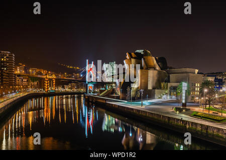 Bilbao night skyline am Fluss Nervion mit Guggenheim Museum und La Salve Brücke, Bilbao, Baskenland, Spanien Stockfoto