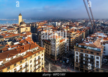Luftaufnahme von Getxo Las Arenas Nachbarschaft von Vizcaya Brücke (Puente Colgante), Baskenland, Spanien Stockfoto