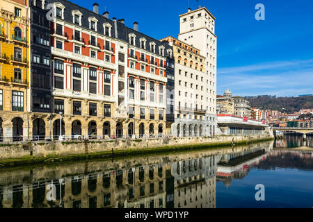 Blick auf Bilbao im schönen, sonnigen Tag, mit eleganten Gebäuden im historischen Zentrum in Fluss Nervion widerspiegelt, Baskenland, Spanien Stockfoto