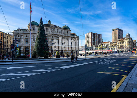 Weihnachtsbaum vor der Arriaga Theater, das Opernhaus von Bilbao, im neobarocken Stil erbaut, Baskenland, Spanien Stockfoto