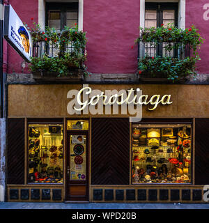 Ein Shop in Bilbao Altstadt den Verkauf der traditionellen baskischen Stil barette. Bilbao, Baskenland, Spanien, Januar 2019 Stockfoto