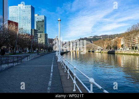 Bilbao Riverside Promenade mit Isozaki Atea Skyscraper auf der linken und Zubizuri Brücke über den Fluss Nervion, Baskenland, Spanien Stockfoto