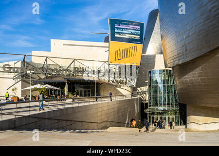 Eintritt ins Guggenheim Museum, Bilbao, Hosting wichtige Ausstellungen zeitgenössischer Kunst. Bilbao, Baskenland, Spanien, Januar 2019 Stockfoto