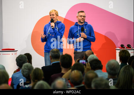 08 September 2019, Bremen: Der Kandidat duo Michael Roth (SPD), Staatsminister für Europa im Auswärtigen Amt, und Christina Kampmann (SPD), Abgeordnete im Landtag von Nordrhein-Westfalen, wird auf der Bühne während des vierten SPD Regionalkonferenz sprechen die Kandidaten für den SPD-Vorsitz zu präsentieren. An insgesamt 23 geplanten regionalen Konferenzen, die sieben Duos und eine individuelle Antragsteller haben werden drei Stunden, um sich und ihre Positionen deutlich zu machen. Foto: mohssen Assanimoghaddam/dpa Stockfoto