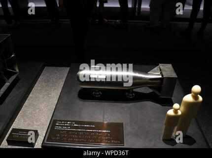 Hiroshima, Japan - 16. April 2018: Detailansicht Modell der Atombombe "little boy in Hiroshima Peace Memorial Museum. Die Hiroshima Bombe zerstört. Stockfoto