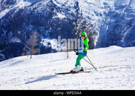 Wenig Skifahrer Spaß reiten die Neigung nach unten Stockfoto