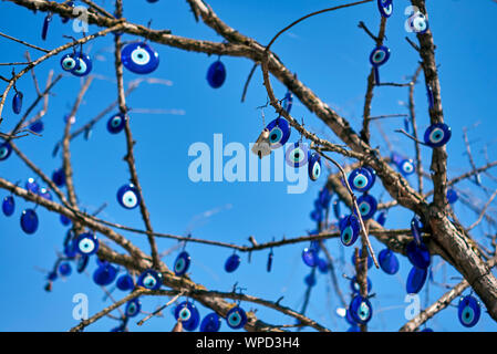 Östlichen Amulette hängen am Baum Stockfoto