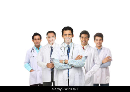 Porträt einer selbstbewussten Gruppe von Ärzten, die zusammen stehen Stockfoto