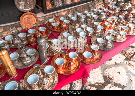 Tradigional girf Geschäfte im historischen shopping Souvenirs in Sarajevo, Bascarsija. Stockfoto