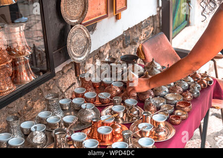 Tradigional girf Geschäfte im historischen shopping Souvenirs in Sarajevo, Bascarsija. Stockfoto