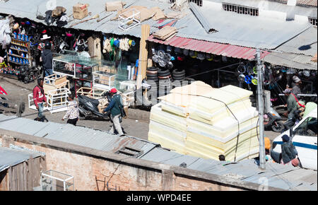 Antananarivo, Madagaskar - August 5, 2019: Geschäfte in der Straße auf einem typischen Wochentag in Antananarivo, Madagaskar Stockfoto