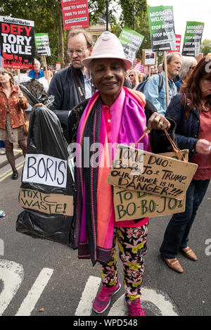 London, Großbritannien. 7. September 2019. Forderung nach Entwicklung der Demokratie Johnson heraus - stoppen Sie den Coup Demonstration. Demonstranten massierten in Whitehall in der Nähe der Tore der Downing Street. Bild, Frau Demonstrant in helle Kleidung holding Boris giftige Abfälle Tasche und Plakate. Bewirtet durch Ein anderes Europa ist möglich, Grüne Partei von England und Wales, Momentum, Stop Trump, Owen Jones und Arbeit für ein sozialistisches Europa. Credit: Stephen Bell/Alamy Stockfoto