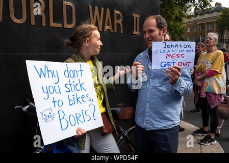 London, Großbritannien. 7. September 2019. Forderung nach Entwicklung der Demokratie Johnson heraus - stoppen Sie den Coup Demonstration. Demonstranten massierten in Whitehall in der Nähe der Tore der Downing Street. Abgebildeten männlichen und weiblichen Demonstranten mit Plakaten stehen die von den Frauen des Zweiten Weltkrieges Gedenkstätte. Bewirtet durch Ein anderes Europa ist möglich, Grüne Partei von England und Wales, Momentum, Stop Trump, Owen Jones und Arbeit für ein sozialistisches Europa. Credit: Stephen Bell/Alamy Stockfoto