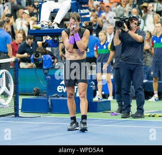 New York, NY - 8. September 2019: Rafael Nadal (Spanien) reagiert, nachdem mens gewinnt Finale von US Open Championships gegen Daniil Medwedew (Russland) an Billie Jean King National Tennis Center Stockfoto