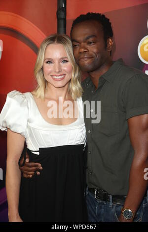 2019 TCA NBC Presse Rundgang Teppich mit: Kristen Bell, William Jackson Harper Wo: Beverly Hills, Kalifornien, USA Wann: 08 Aug 2019 Quelle: FayesVision/WENN.com Stockfoto
