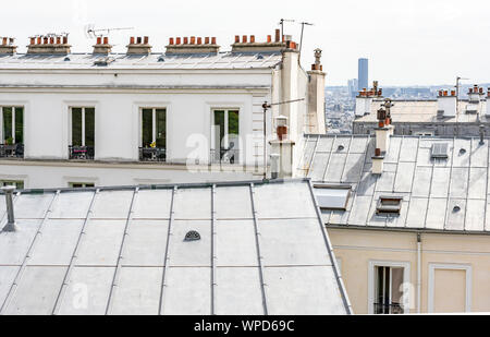 Metall Dächer von Wohn-, mehrstöckigen Häusern mit kleinen Metall Balkon außerhalb des Windows und Lehm Dach Schornsteine entfernt auf einer der Stockfoto