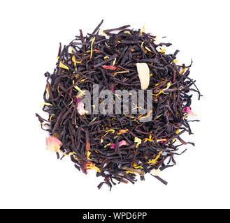 Schwarzer Ceylon Tee mit Rosenblüten, Kornblumen, Sonnenblumen und Mandelblättchen, auf weißem Hintergrund. Ansicht von oben. Stockfoto
