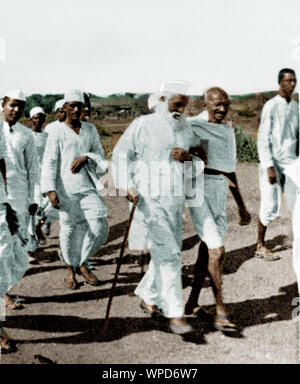 Mahatma Gandhi und Abbas Tyabji, Salt Satyagraha, Dandi, Gujarat, Indien, Asien, 1930. März, alter 1900er-Jahrgang Stockfoto