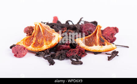 Schwarzen und Grünen chinesischen Tee mit Erdbeeren, Kirschen und orange isoliert auf einem weißen Hintergrund. Stockfoto