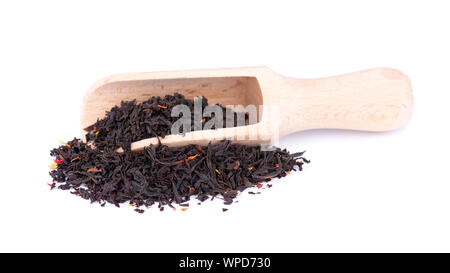 Schwarzer Ceylon Tee mit Blütenblättern und Bergamotte, auf weißem Hintergrund. Stockfoto