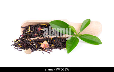 Schwarzer Ceylon Tee mit Rosenblüten, Kornblumen und Sonnenblume, auf weißem Hintergrund. Stockfoto