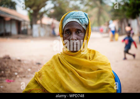 Bissau, Republik Guinea-Bissau - Februar 8, 2018: Porträt einer Frau, die in der Stadt Bissau, Guinea Bissau. Stockfoto