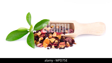 Früchte Tee mit Hibiskus, Apfel, Himbeere, Rosenblätter und Hund - Rose, auf weißem Hintergrund. Stockfoto