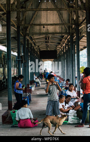 Yangon, Myanmar - März 2019: birmanischen Volkes am Hauptbahnhof warten auf den Zug Stockfoto