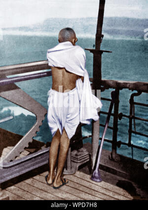 Mahatma Gandhi auf dem Deck des Schiffes stehen, Reise nach England, Bombay, Indien, Asien, August 1931 Stockfoto