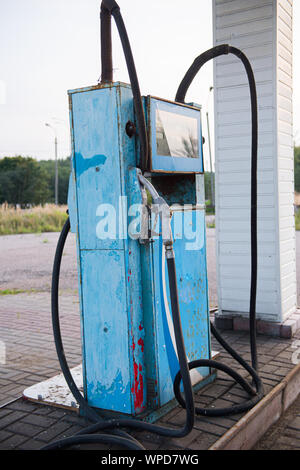 Alte Tankstelle, Tankstelle auf sekundären Landstraße aufgegeben, der Dispenser ist gebrochen. vintage Benzin Spalte. Öl Verschmutzung der Erde. O Stockfoto